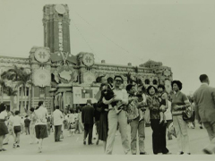 國慶紀念堂前家族合照